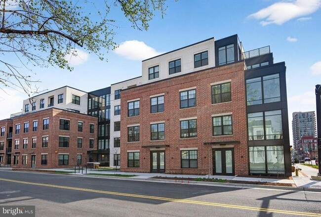 Building Photo - 811 S Columbus St Unit 206