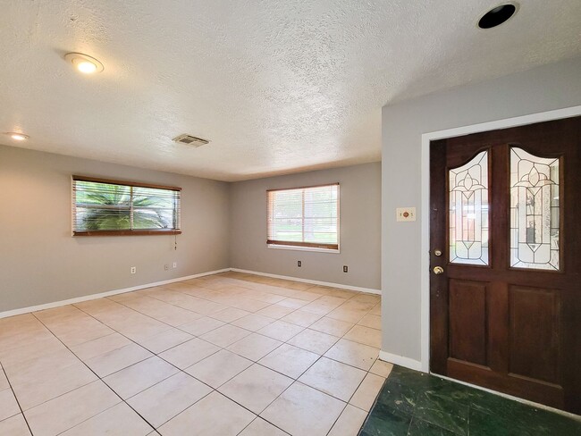 Photo - 1703 Raintree Dr