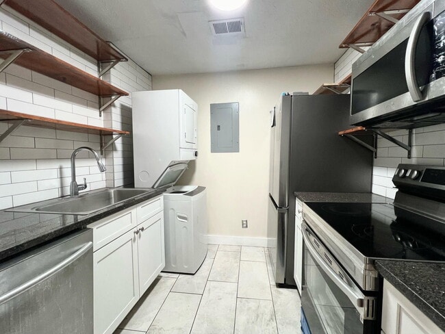 Building Photo - 500 Parkway Dr NE Unit 02