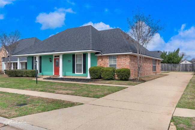 Photo - "Charming 3-Bed Sanctuary with Granite Countertops & Cozy Fireplace on Colonial Drive!"