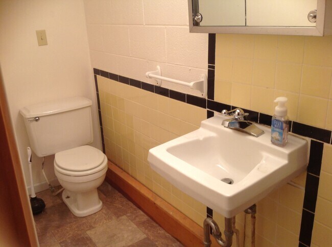 Half bath - 250 Chapel Rd Unit 1