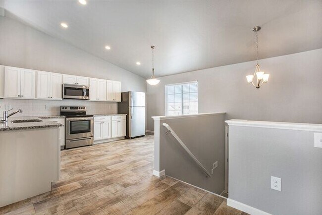 Photo - 910 Maycroft Rd