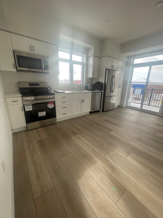 Photo - 824 Woolwich St