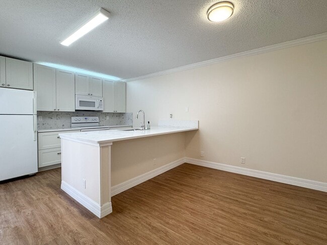 Photo - Newly Remodeled 2 bedroom 2.5 bath near Millenia Mall