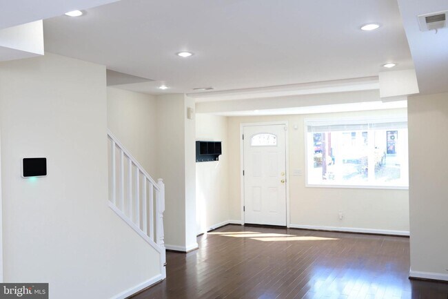 Photo - 912 52nd St NE