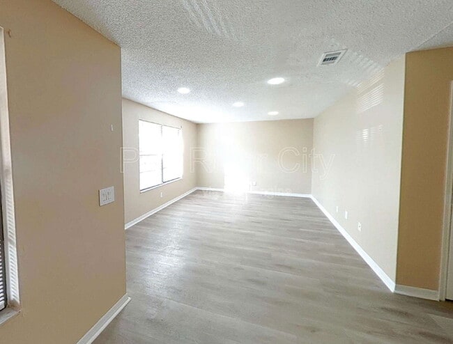 Photo - 467 Lombard St