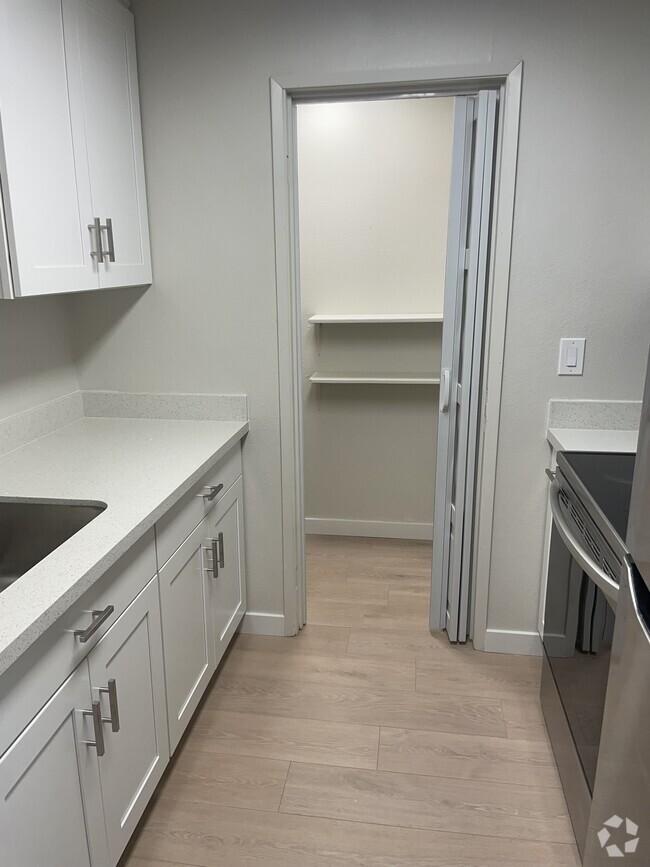 Building Photo - 1272 Woodgate Ave Unit B Rental
