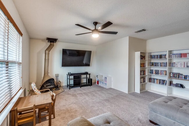 Photo - Room in House on Bandera St