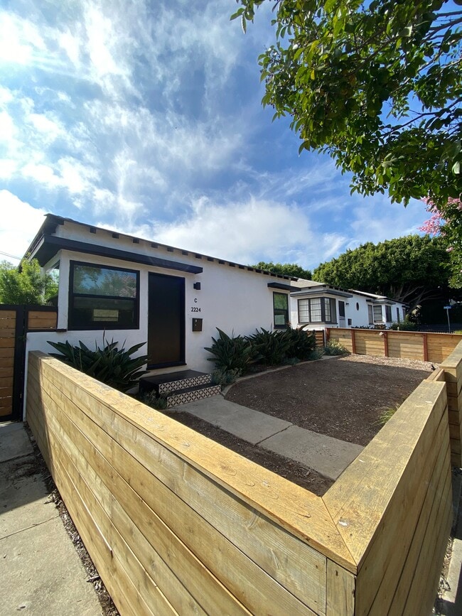 Building Photo - 2224 Oak St Rental