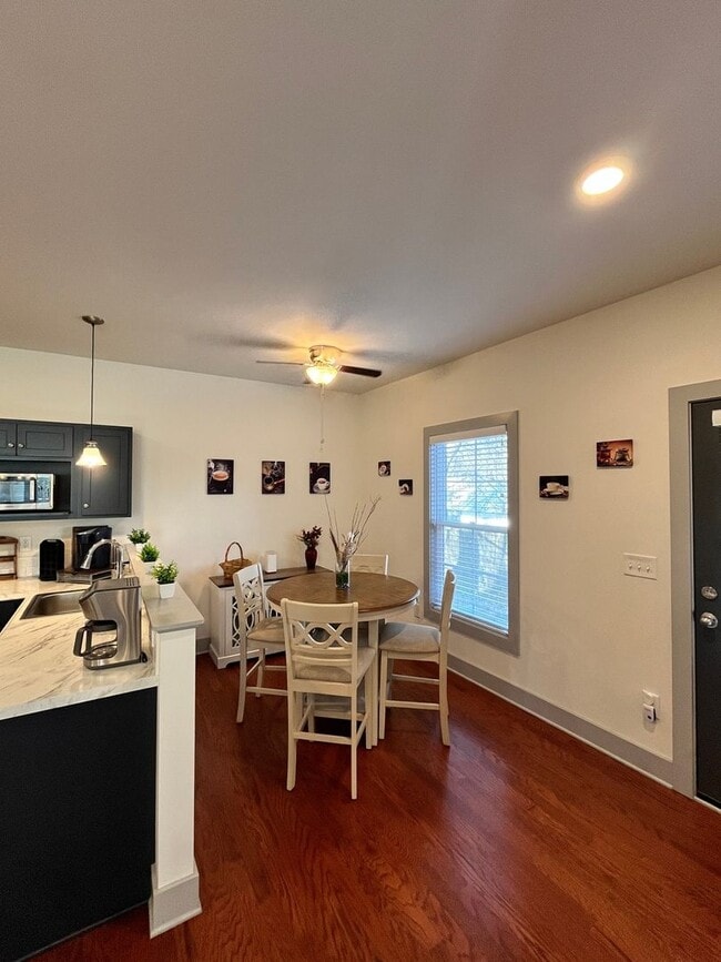 Photo - 420 Veritas St