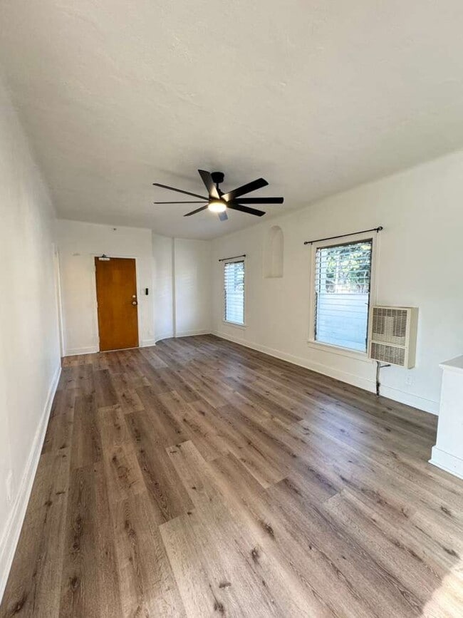 Photo - 1740 Winona Blvd Unidad 101
