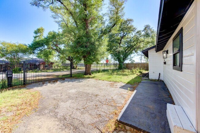 Photo - 5906 Hilary St