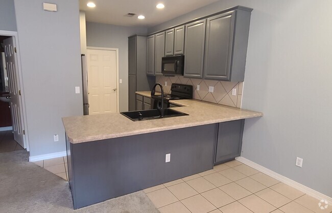 Building Photo - Beautiful 3 Bedroom Townhouse For Rent - C...