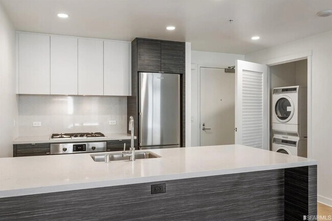 Photo - 1688 Pine St