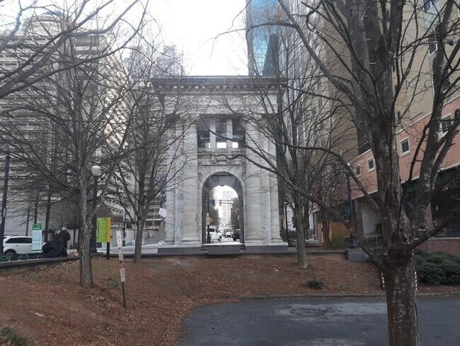 Photo - 300 W Peachtree St NW Unidad 3I