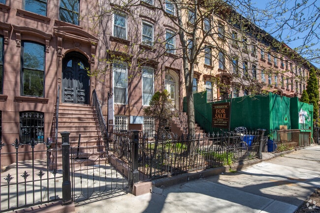 Fenced-in Front Yard - 363 Macon St