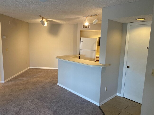 Building Photo - Venetian Place - 1323 Unit 1323