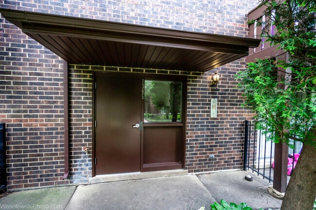 Building Photo - 1305 Turtle Creek Cir