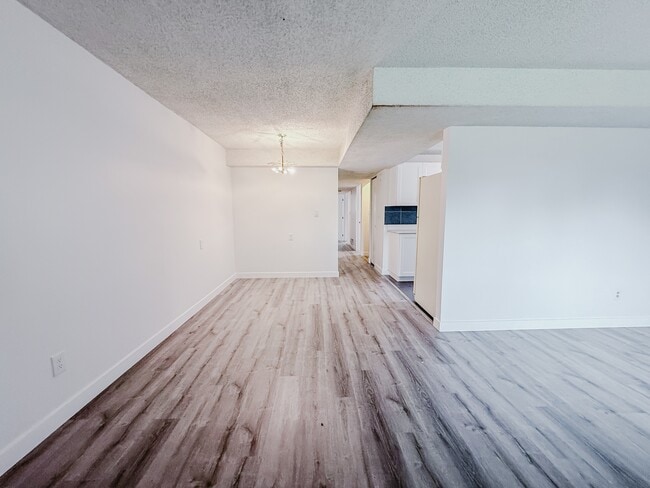 Photo - 1513-1536 36 St SE