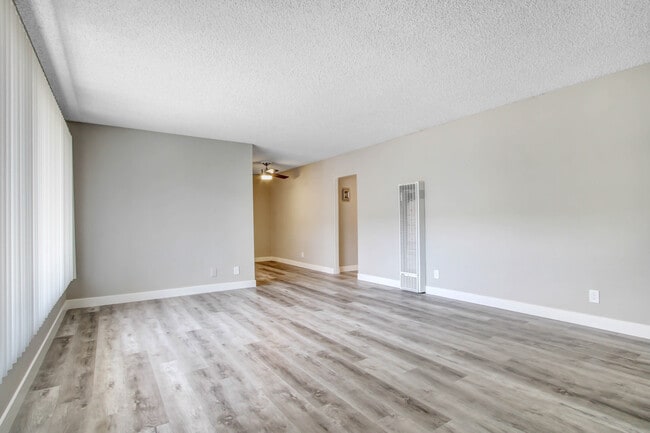 Photo - 6219 Reseda Blvd Unidad 19