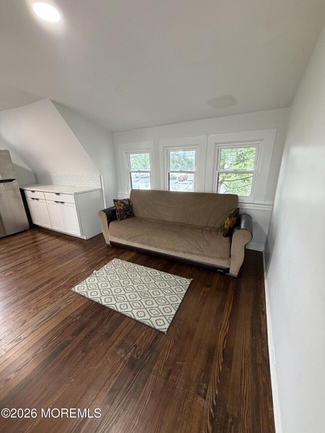 406 Lake Dr