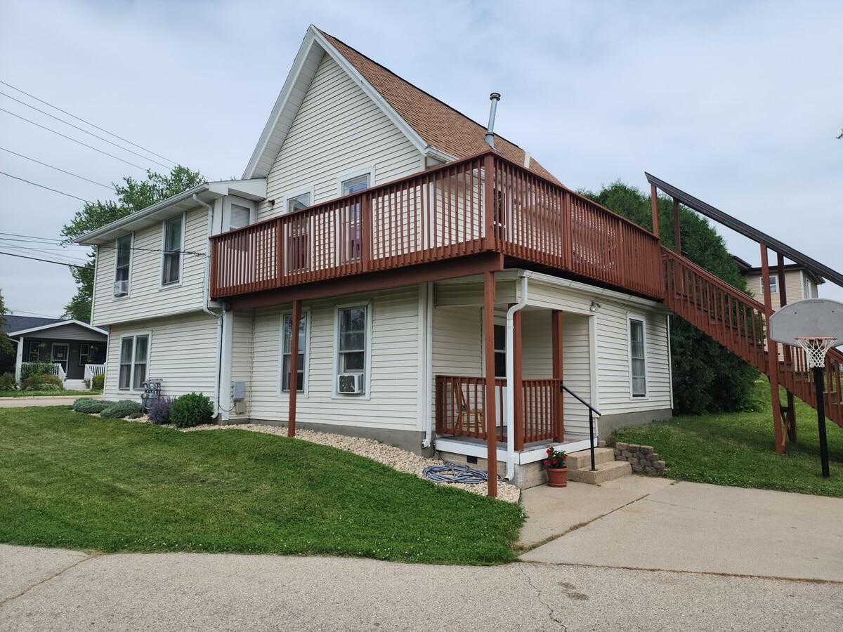 NEWLY updated 2 bedroom duplex - NEWLY updated 2 bedroom duplex Casa