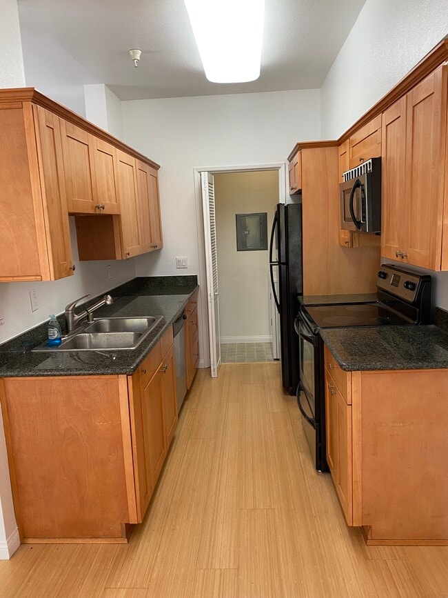 Kitchen - 2485 Creekside Ct Unit None