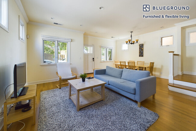 Building Photo - 1421 San Antonio St Rental