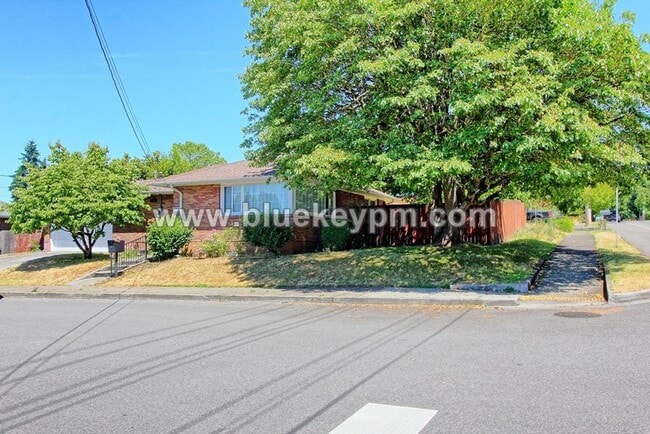 Building Photo - 4 Bed, 2 Bath Home with Finished Basement, Lg Fenced Corner Lot, Office and 2 Car Garage