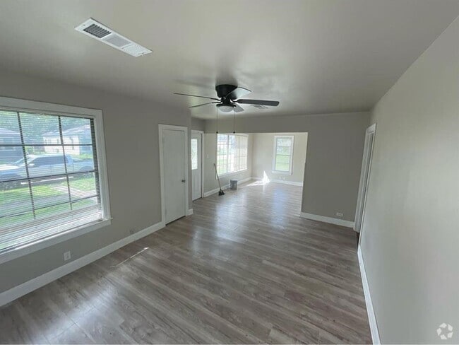 Building Photo - 1112 W 5th St Rental