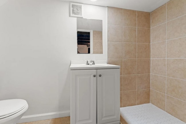 Photo - MOVE IN SPECIAL! SCORE HALF OFF 1ST MONTH'...