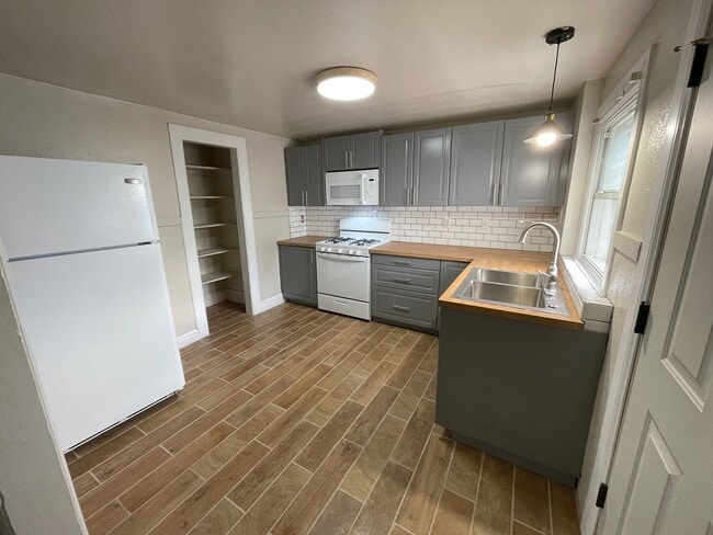 Photo - 833 W Stone St