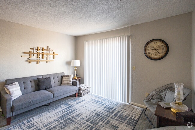 1BR, 1BA - 674SF