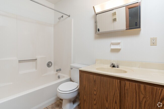 1BR, 1BA - 672SF - Bathroom