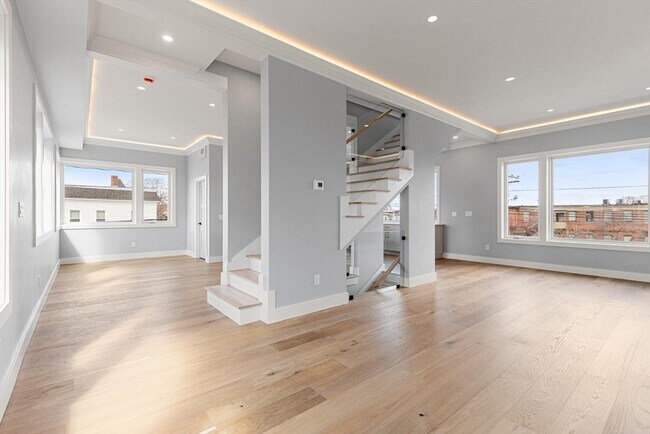 Photo - 308 Newton St