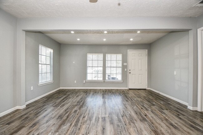 Photo - 8308 John St