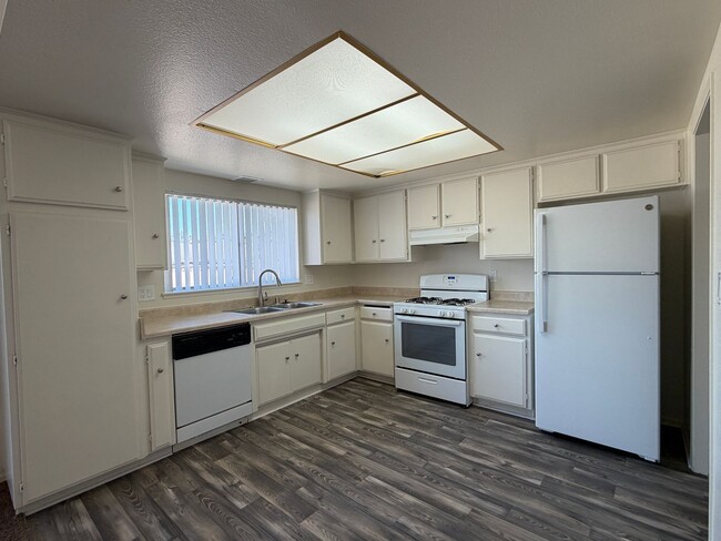 1859 Ellen Cir