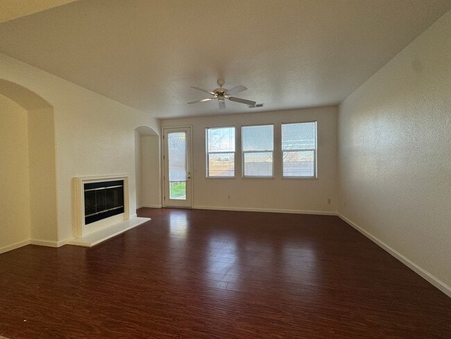 Photo - Beautiful Home with 4 Bedrooms and 3 Bathrooms in a Convenient Location!