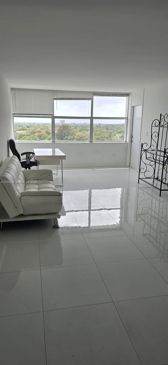 Building Photo - 1200 NE Miami Gardens Dr Unit 1003W