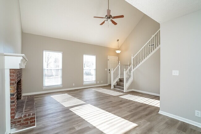 Photo - 824 Bishopsgate Rd