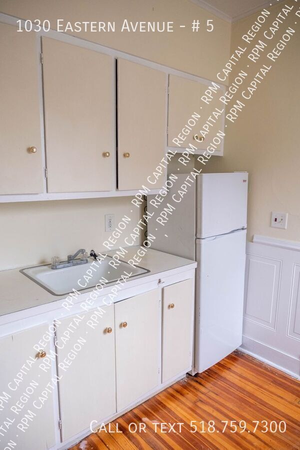 Building Photo - 1030 Eastern Ave Unit # 5