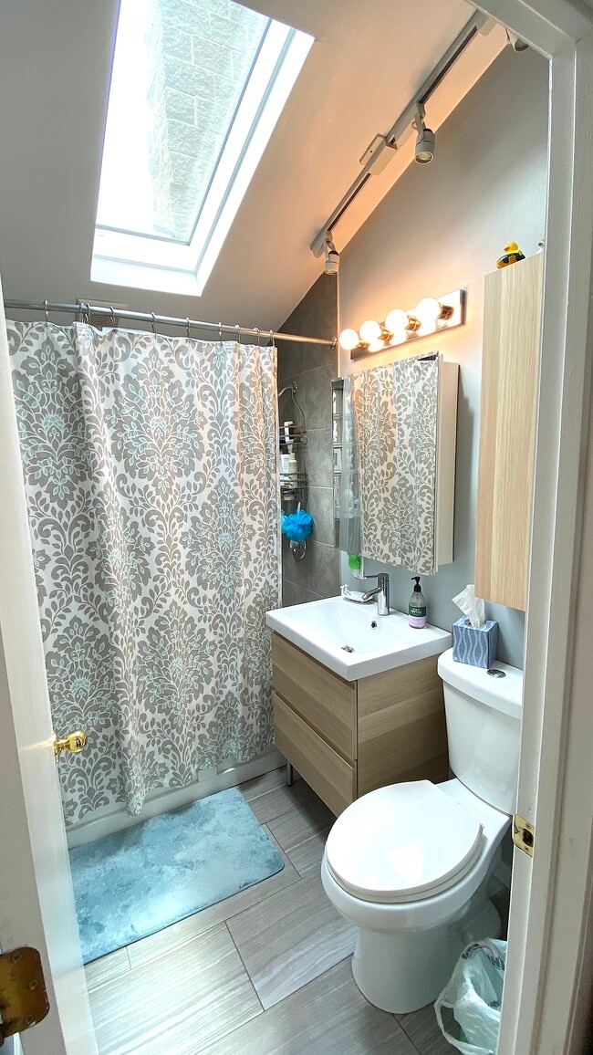 Photo - 2157 W Fletcher St Unidad 2