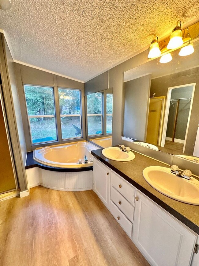 Photo - 4 Bedroom/2 Bathroom in Chipley, FL