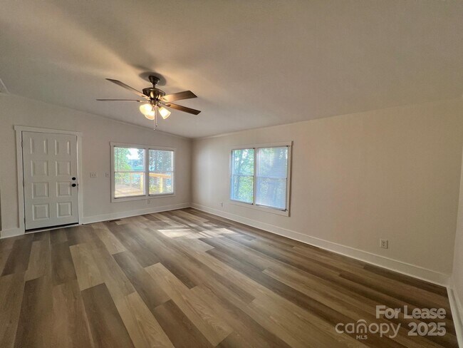 Photo - 491 Robinson Rd
