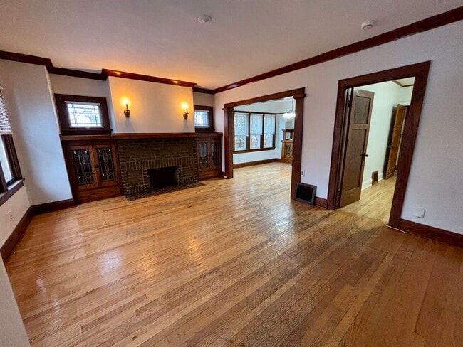 Building Photo - 5223 W Wisconsin Ave Unit Lower