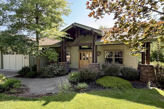 Building Photo - Gorgeous 3 BR home with chef's kitchen in quiet SE Bend location