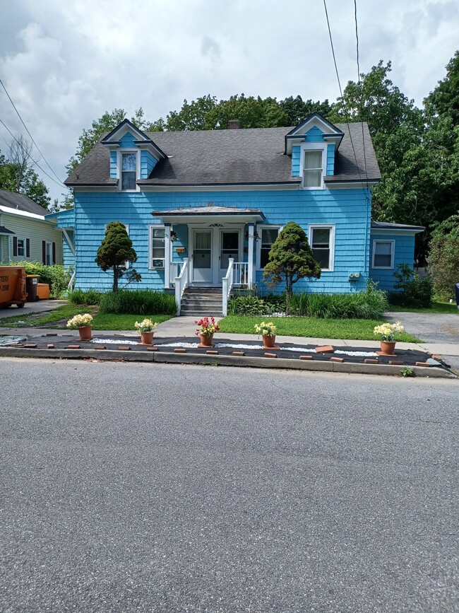 Front Entrace - 31 Grove Ave Apartments Unit Side by side