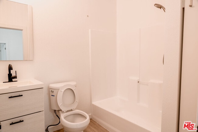 Building Photo - 4518 Hollywood Blvd Unit 10