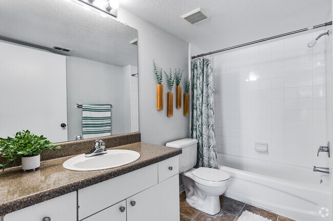 1BR, 1BA - 684SF - Primary Bathroom