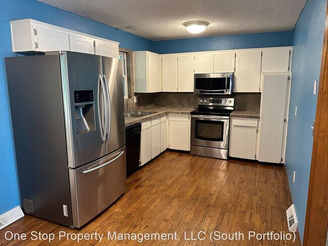 Photo - 3 br, 2 bath House - 301 SW Redwood Drive